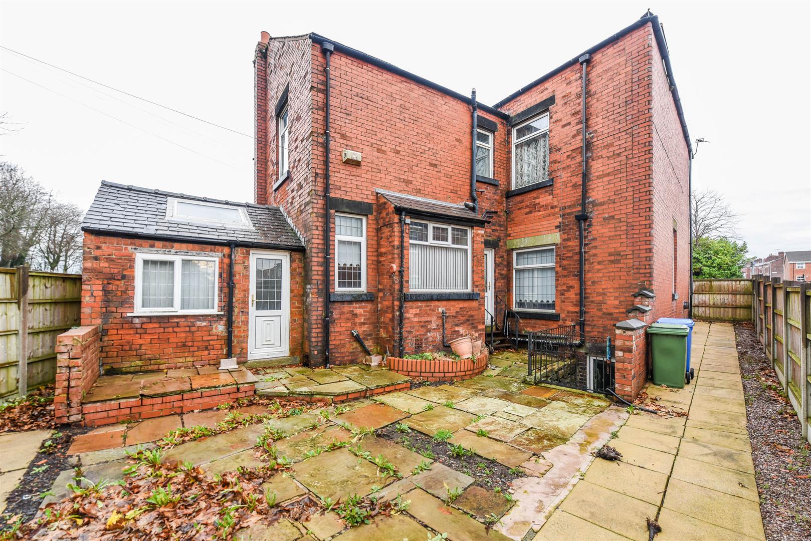 3 bed property in Railway Road, Chorley